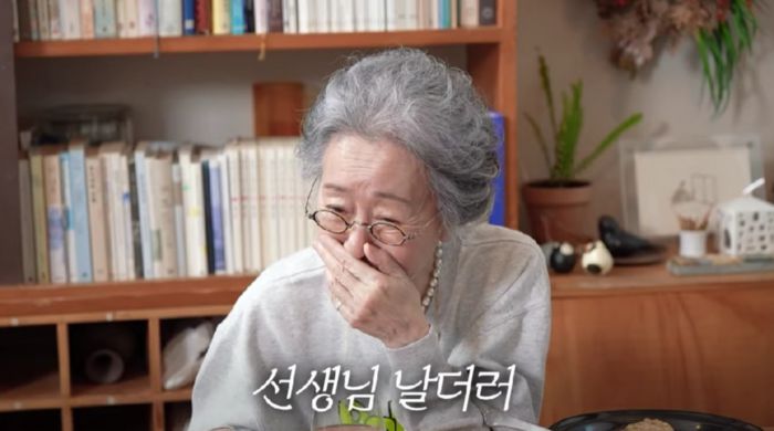 배우 윤여정, 최화정. 사진 | 유튜브채널 ‘안녕하세요 최화정이에요’