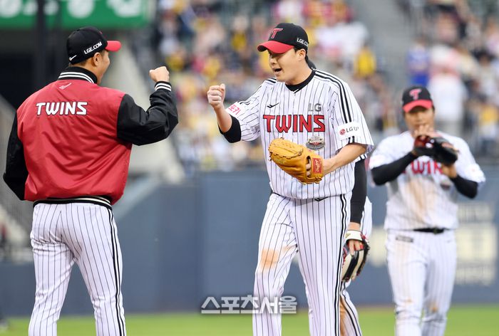 LG 선발투수 임찬규가 6일 잠실구장에서 열린 2024 KBO리그 KT와의 준플레이오프 2차전 6회초 1사 1루 상황에서 마운드에서 내려가고 있다. 2024. 10. 6. 잠실 | 박진업 기자 upandup@sportsseoul.com