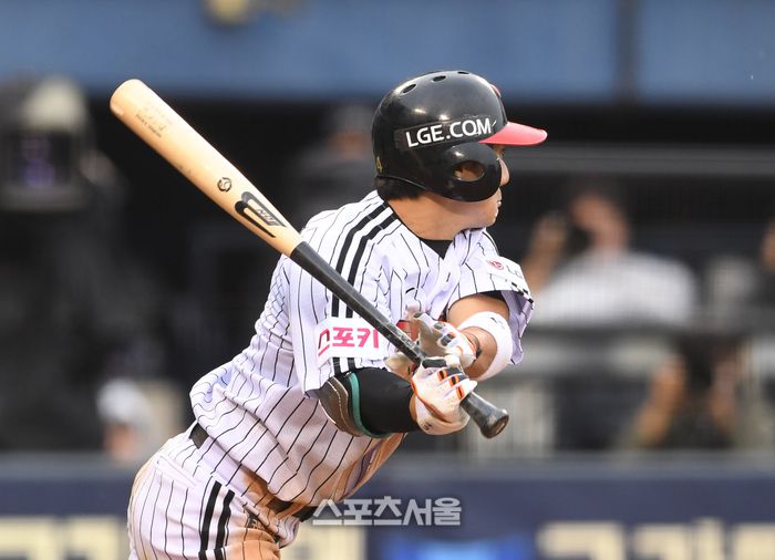 LG 신민재가 6일 잠실구장에서 열린 2024 KBO리그 KT와의 준플레이오프 2차전 6회말 1사 만루 상황에서 KT 손동현을 상대로 2타점 적시타를 치고 있다. 2024. 10. 6. 잠실 | 박진업 기자 upandup@sportsseoul.com