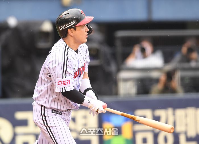 LG 박동원이 6일 잠실구장에서 열린 2024 KBO리그 KT와의 준플레이오프 2차전 4회말 1사 3루 상황에서 KT 선발 엄상백을 상대로 역전 2루타를 치고 있다. 2024. 10. 6. 잠실 | 박진업 기자 upandup@sportsseoul.com