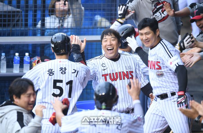 LG 선수들이 6일 잠실야구장에서 열린 KT와 2024 KBO 준플레이오프 2차전 6회말 1사만루 신민재 적시타 때 홍창기와 환호하고 있다. 2024. 10. 6.잠실 | 최승섭기자 thunder@sportsseoul.com