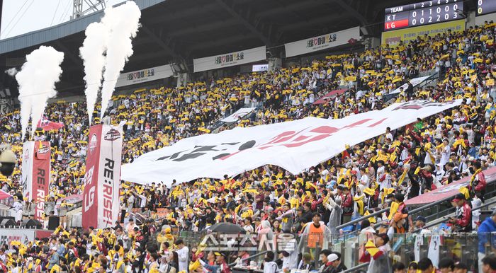 LG 팬들이 6일 잠실야구장에서 열린 KT와 2024 KBO 준플레이오프 2차전에서 응원을 하고 있다. 2024. 10. 6.잠실 | 최승섭기자 thunder@sportsseoul.com