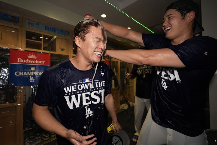 지구 우승후, 야마모토에 샴페인 뿌리는 오타니. AP·연합뉴스