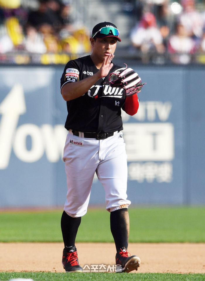 KT 황재균이 5일 잠실구장에서 열린 2024 KBO리그 LG와의 준플레이오프 1차전 8회말 무사 LG 홍창기의 타구를 처리한 뒤 박수를 치고 있다. 잠실 | 박진업 기자 upandup@sportsseoul.com