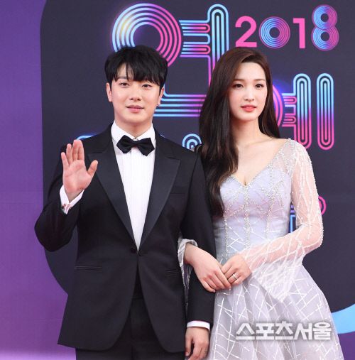 ‘2018 KBS 연예대상’에 함께 등장한 가수 최민환 율희 부부. 스포츠서울DB