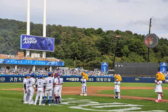 13일 삼성과 LG의 2024 KBO 플레이오프 1차전이 대구삼성라이온즈파크에서 열렸다. 중앙 펜스 위에 삼성이 준비한 소형 전광판 ‘브이문’이 걸렸다. 사진 | 삼성 라이온즈