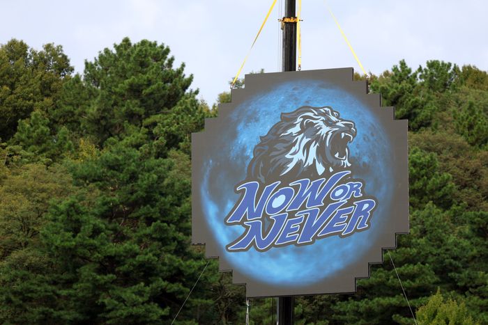 13일 삼성과 LG의 2024 KBO 플레이오프 1차전이 대구삼성라이온즈파크에서 열렸다. 중앙 펜스 위에 삼성이 준비한 소형 전광판 ‘브이문’이 걸렸다. 사진 | 삼성 라이온즈