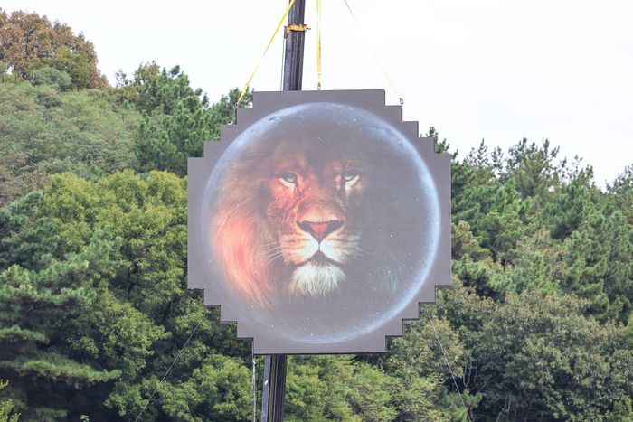 13일 삼성과 LG의 2024 KBO 플레이오프 1차전이 대구삼성라이온즈파크에서 열렸다. 중앙 펜스 위에 삼성이 준비한 소형 전광판 ‘브이문’이 걸렸다. 사진 | 삼성 라이온즈