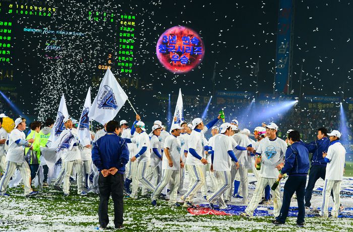 삼성이 2013 KBO 한국시리즈에서 두산을 꺾고 우승을 차지한 후 기뻐하고 있다. 시민구장 전광판 옆에 브이문이 떠 있다. 사진 | 삼성 라이온즈