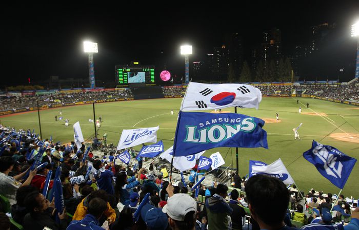 삼성과 두산의 2015 KBO 한국시리즈 1차전이 시민구장에서 열렸다. 전광판 옆에 브이문이 설치됐다. 사진 | 삼성 라이온즈