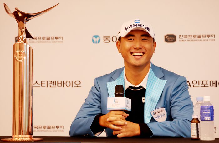 조우영이 20일 설해원에서 열린 KPGA 투어 더 채리티 클래식 최종 3라운드에서 우승을 차지한 후 인터뷰를 하며 활짝 웃고 있다. 사진 | KPGA
