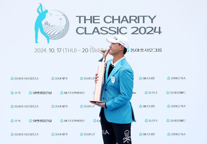 조우영이 20일 설해원에서 열린 KPGA 투어 더 채리티 클래식 최종 3라운드에서 우승을 차지한 후 트로피에 입을 맞추고 있다. 사진 | KPGA