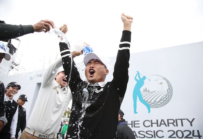 조우영이 20일 설해원에서 열린 KPGA 투어 더 채리티 클래식 최종 3라운드에서 우승을 차지한 후 동료들로 부터 축하 물세레를 받고 있다. 사진 | KPGA