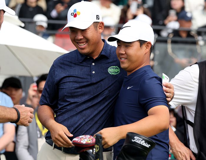 안병훈(왼쪽)이 제네시스 챔피언십 최종라운드에서 공동 1위에 오른 뒤 김주형과 기쁨을 나누고 있다. 사진 | KPGA