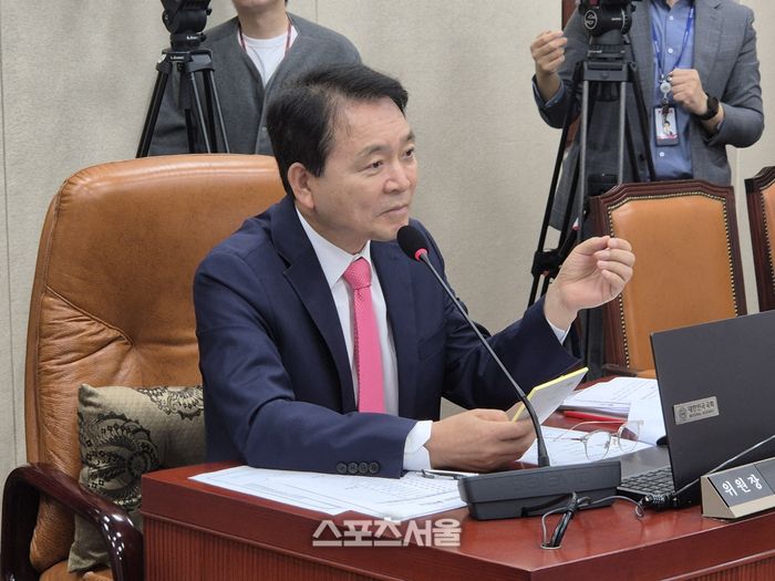 지난달 24일 국회 국방위원회 국정감사에서 국민의힘 성일종 국방위원장이 국정감사를 주관하고 있다. 사진 | 이상배 전문기자