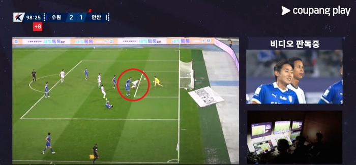 수원 삼성 조윤성이 안산 그리너스 강수일의 유니폼을 잡아당기는 장면.캡쳐 | 쿠팡플레이