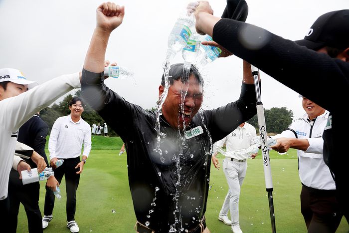시즌 최종전 투어 챔피언십에서 데뷔 첫 우승을 차지한 이대한이 동료들로부터 축하 물세레를 받고 있다. 사진 | KPGA