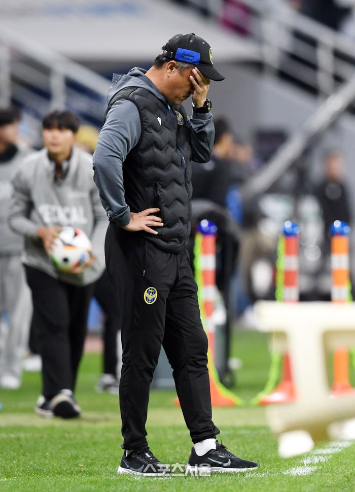 인천 유나이티드FC 최영근 감독이 10일 인천 축구전용경기장에서 열린 하나은행 K리그1 2024 대전 하나 시티즌과의 경기에서 1-2로 패하며 리그 최하위로 2부 리그 강등이 확정된 뒤 아쉬워하고 있다.  2024. 11. 10. 인천 | 박진업 기자 upandup@sportsseoul.com