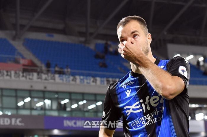 인천 유나이티드FC의 무고사가 10일 인천 축구전용경기장에서 열린 하나은행 K리그1 2024 대전 하나 시티즌과의 경기에서 1-2로 패하며 리그 최하위로 2부 리그 강등이 확정된 뒤 팬들에게 인사말을 하고 눈물을 훔치고 있다.  2024. 11. 10. 인천 | 박진업 기자 upandup@sportsseoul.com