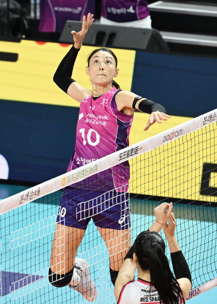 공격하는  흥국생명의 김연경.제공 | 한국배구연맹
