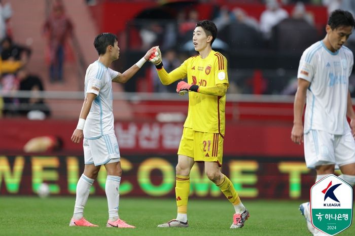 울산HD 골키퍼 조현우가 지난달 27일 포항 스틸야드에서 열린 ‘하나원큐 K리그1 2024’ 35라운드 포항 스틸러스와 원정 경기에서 상대 슛을 저지한 뒤 동료와 하이파이브하고 있다. 사진 | 한국프로축구연맹