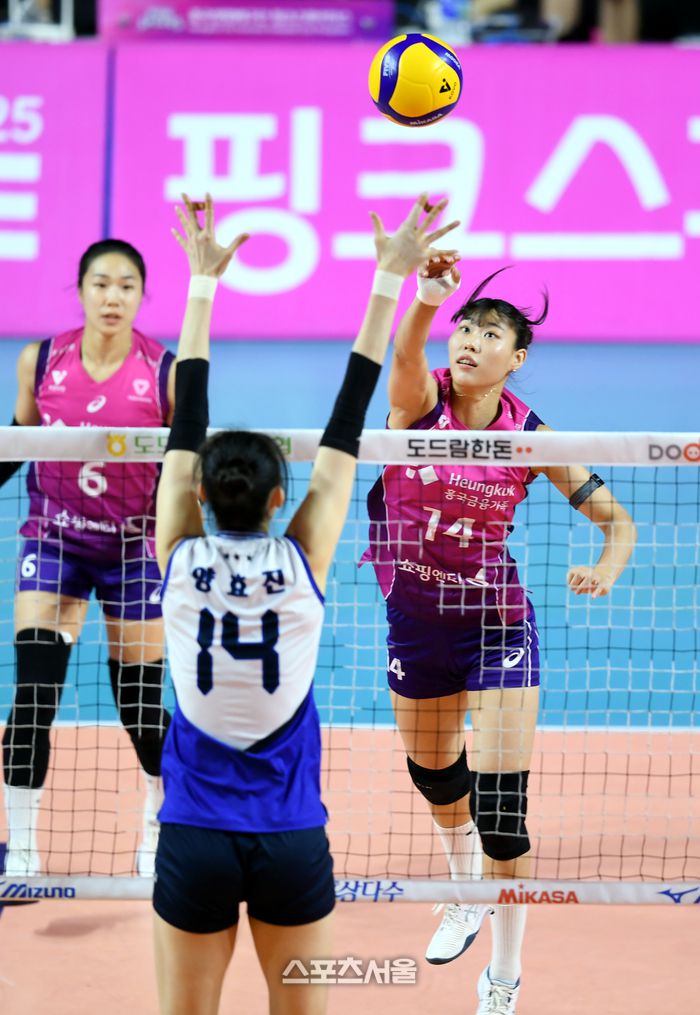 흥국생명 정윤주가 24일 인천삼산월드체육관에서 열린 2024~2025 V-리그 현대건설과 경기에서 밀어넣기 공격을 하고 있다. 2024. 11. 24.삼산 | 최승섭기자 thunder@sportsseoul.com