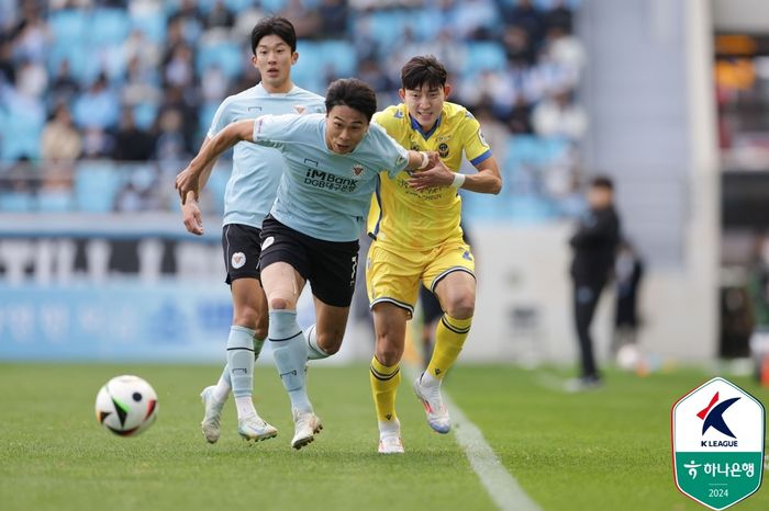김진혁(왼쪽). 사진 | 한국프로축구연맹