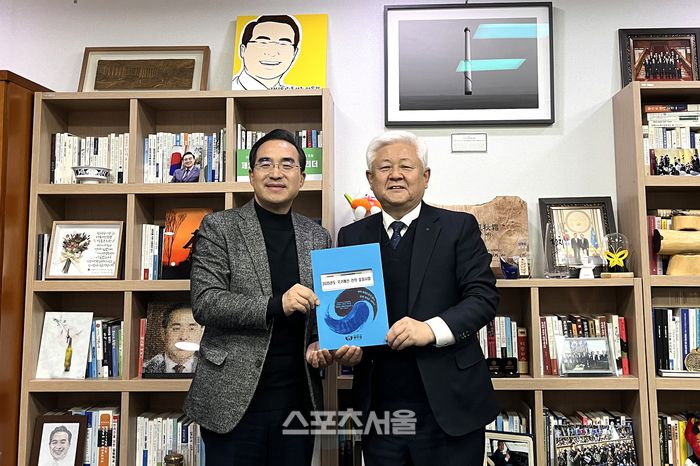 무주군은 26일  내년도 국가예산 확보를 위해 기획재정위원회 박홍근 의원 등을 만나 현안 사업에 대해 건의를 했다. (왼쪽부터 민주당 박홍근 의원,  황인홍 무주군수)