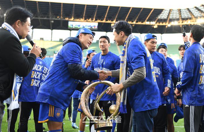 HD현대 정기선 수석부회장이 23일 울산 문수축구경기장에서 열린 K리그1 우승 시상식 후 이청용과 악수를 하고 있다. 2024. 11. 23.울산 | 최승섭기자 thunder@sportsseoul.com