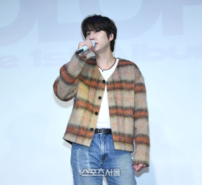 가수 규현이 27일 서울 CGV 청담씨네시티에서 열린 첫 번째 정규 앨범 ‘COLORS(컬러스)’ 음감회에서 수록곡 ‘어느 봄날’을 부르고 있다.  최승섭기자 thunder@sportsseoul.com