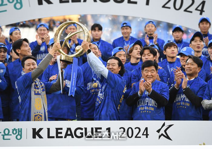 HD현대 정기선 수석부회장이 23일 울산 문수축구경기장에서 열린 K리그1 우승 시상식에서 김판곤 감독과 우승트로피를 들고 환호하고 있다. 2024. 11. 23.울산 | 최승섭기자 thunder@sportsseoul.com