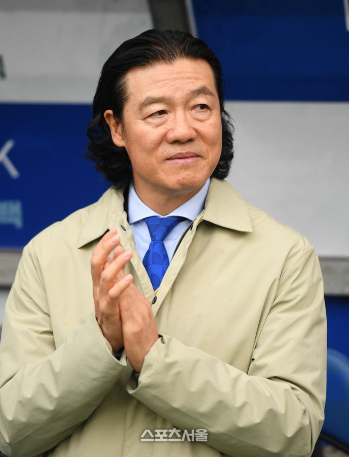 울산HD 김판곤 감독이 23일 울산 문수축구경기장에서 열린 K리그1 수원FC와 경기 전 선수들을 격려하고 있다. 2024. 11. 23.울산 | 최승섭기자 thunder@sportsseoul.com