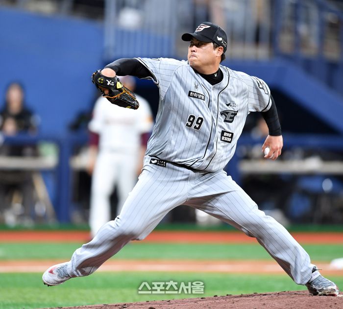 한화 류현진이 고척스카이돔에서 열린 2024 KBO리그 키움전에 선발 등판해 힘차게 공을 던지고 있다. 사진 | 스포츠서울DB