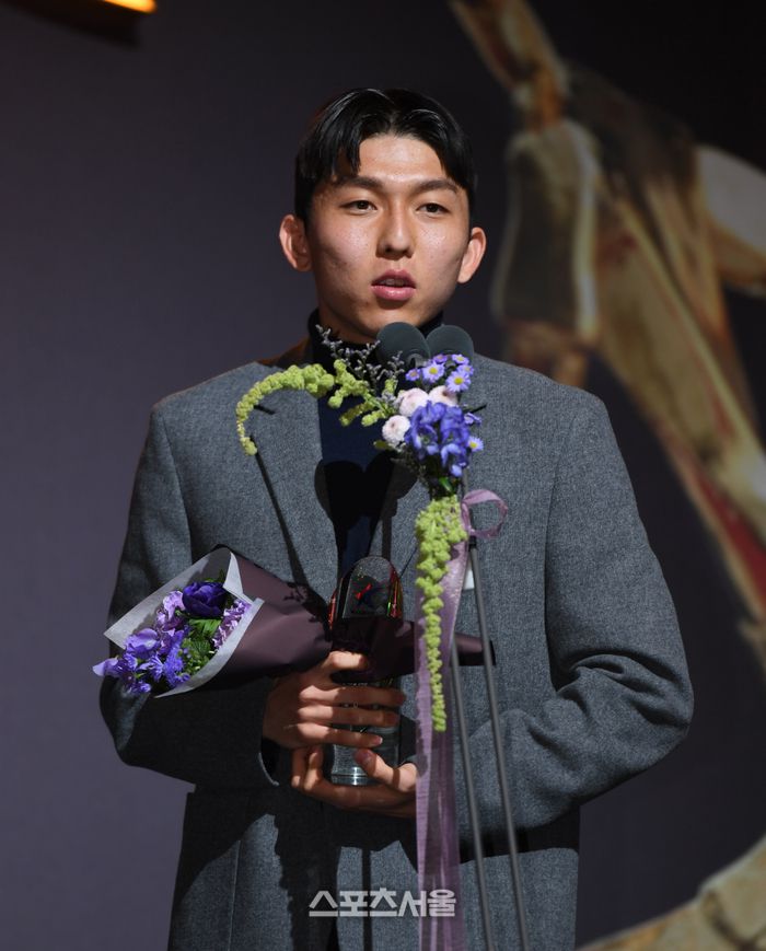 서울이랜드FC 서재민이 29일 서울 서대문구 스위스 그랜드호텔에서 열린 2024 K리그 시상식에서 K리그2 영플레이어상을 수상한 후 소감을 말하고 있다.  2024. 11. 29.최승섭기자 thunder@sportsseoul.com