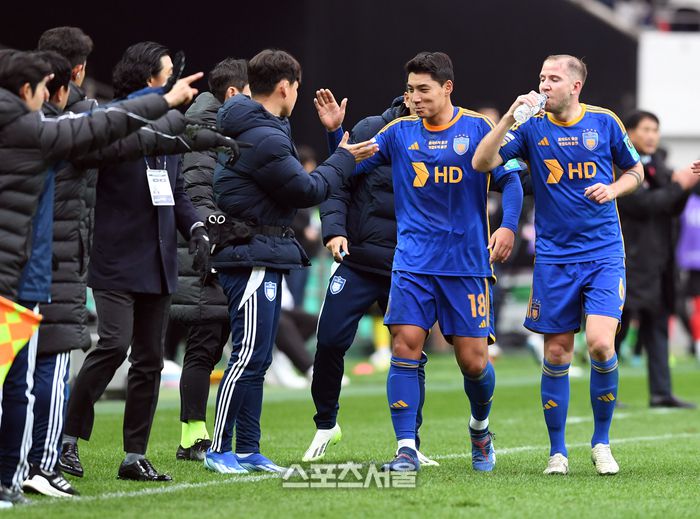울산 주민규(오른쪽 둘째)가 30일 서울월드컵경기장에서 열린 2024 하나은행 코리아컵 포항과의 결승전에서 선제골을 넣은 뒤 코칭스태프와 하이파이브를 나누고 있다.