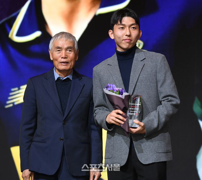 서울이랜드FC 서재민이 29일 서울 서대문구 스위스 그랜드호텔에서 열린 2024 K리그 시상식에서 K리그2 영플레이어상을 수상한 이회택 OB축구회장과 기념촬영을 하고 있다. 2024. 11. 29.최승섭기자 thunder@sportsseoul.com