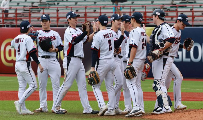 야구 대표팀이 2024 세계야구소프트볼연맹(WBSC) 프리미어12 B조 조별라운드 최종전 호주와 경기에서 5-2로 승리한 후 하이파이브를 하고 있다. 사진 | 타이베이=연합뉴스