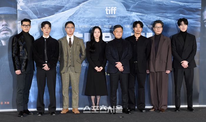 27일 서울 용산구 아이파크몰 CGV에서 진행된 영화 ‘하얼빈’ 제작보고회에서 출연 배우들이 취재진을 향해 포즈를 취하고 있다. 왼쪽부터 배우 현빈, 박정민, 조우진, 전여빈, 우민호 감독, 배우 박훈, 유대명, 이동욱.영화 ‘하얼빈’은 안중근 의사가 동지들과 함께 이토 히로부미 암살에 나서기까지 여정을 그렸으며 배우 현빈, 박정민, 조우진, 전여빈, 박훈, 유재명, 이동욱 등이 출연하며 우민호 감독이 연출을 맡았다. 2024. 11. 27. 박진업 기자 upandup@sportsseoul.com