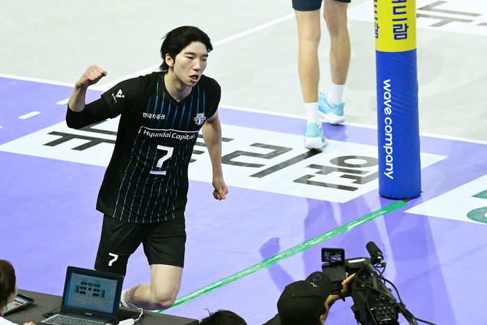 현대캐피탈 허수봉이 3일 대한항공전에서 득점 후 환호하고 있다. 사진 | 한국배구연맹