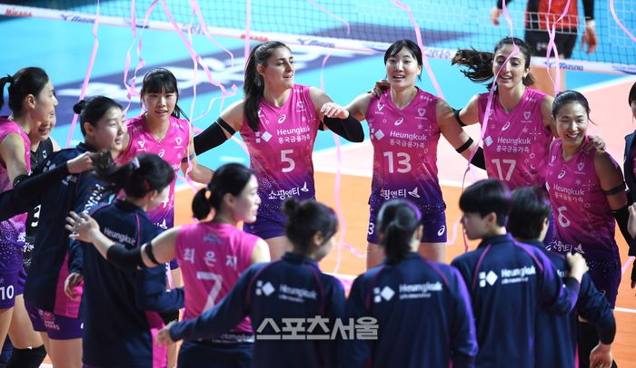 흥국생명 선수들이 10일 인천삼산월드체육관에서 열린 2024~2025 V-리그 페퍼저축은행과 경기 승리 후 환호하고 있다. 2024. 12. 10.삼산 | 최승섭기자 thunder@sportsseoul.com