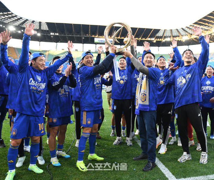 HD현대 정기선 수석부회장이 23일 울산 문수축구경기장에서 열린 K리그1 우승 시상식 후 선수들과 우승트로피를 들고 환호하고 있다.2024. 11. 23.울산 | 최승섭기자 thunder@sportsseoul.com