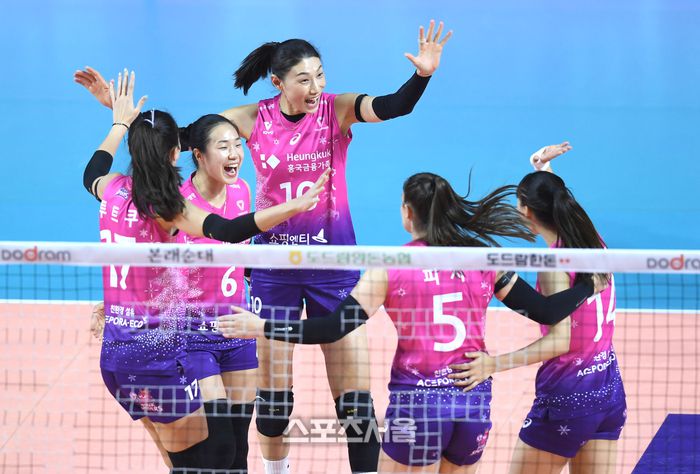 흥국생명 김연경이 10일 인천삼산월드체육관에서 열린 2024~2025 V-리그 페퍼저축은행과 경기에서 득점 후 동료들과 환호하고 있다. 2024. 12. 10.삼산 | 최승섭기자 thunder@sportsseoul.com