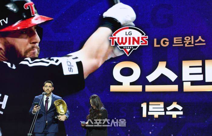 LG 오스틴이 13일 서울 삼성동 코엑스 오디토리움에서 열린 2024 신한은행 SOL 뱅크 KBO 골든글러브 시상식에서 1루수 부문 골든글러브를 받은 후 소감을 말하고 있다. 최승섭기자 thunder@sportsseoul.com