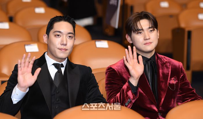 삼성 원태인(왼쪽), KIA 김도영이 13일 서울 삼성동 코엑스 오디토리움에서 열린 2024 신한은행 SOL 뱅크 KBO 골든글러브 시상식에 앞서 취재진에 포즈를 취하고 있다. 최승섭기자 thunder@sportsseoul.com