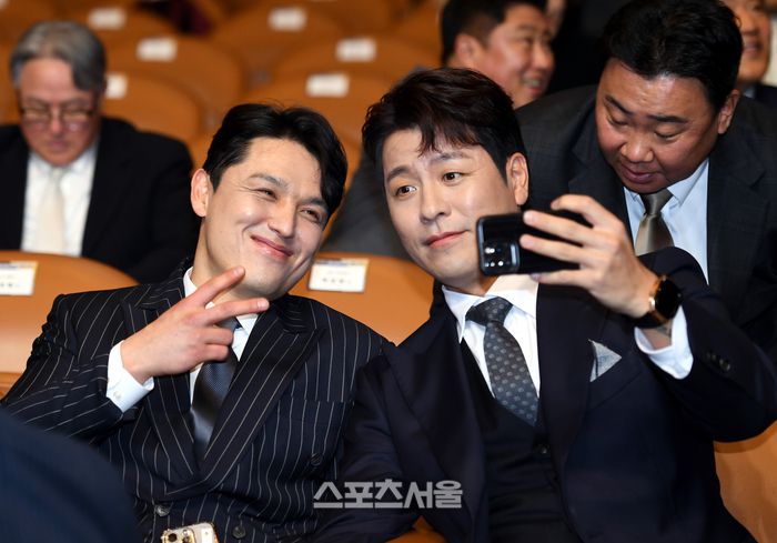 LG 박동원(왼쪽), 삼성 강민호가 13일 서울 삼성동 코엑스 오디토리움에서 열린 2024 신한은행 SOL 뱅크 KBO 골든글러브 시상식에 앞서 셀카를 찍고 있다. 최승섭기자 thunder@sportsseoul.com