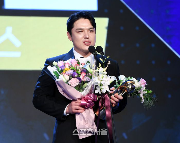 LG 박동원이 26일 서울 잠실 롯데호텔 월드에서 열린 2024 KBO 시상식에서 포수상을 수상한 후 소감을 말하고 있다. 최승섭기자 thunder@sportsseoul.com