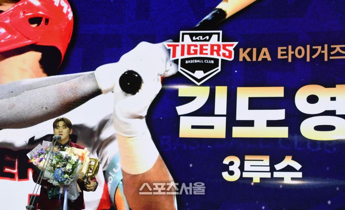 KIA 김도영이 13일 서울 삼성동 코엑스 오디토리움에서 열린 2024 신한은행 SOL 뱅크 KBO 골든글러브 시상식에서 3루수 부문 골든글러브를 받은 후 소감을 말하고 있다. 최승섭기자 thunder@sportsseoul.com