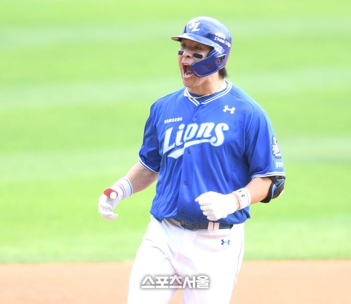 삼성 강민호가 19일 잠실야구장에서 열린 LG와 2024 KBO 플레이오프 4차전 8회초 좌중월 홈런을 날린 후 환호하고 있다. 잠실 | 최승섭기자 thunder@sportsseoul.com