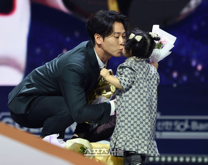 KIA 박찬호가 13일 서울 삼성동 코엑스 오디토리움에서 열린 2024 신한은행 SOL 뱅크 KBO 골든글러브 시상식에서 유격수 부문 골든글러브를 받은 후 딸의 축하 입맞춤을 받고 있다. 최승섭기자 thunder@sportsseoul.com