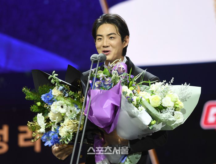 삼성 구자욱이 13일 서울 삼성동 코엑스 오디토리움에서 열린 2024 신한은행 SOL 뱅크 KBO 골든글러브 시상식에서 외야수 부문 골든글러브를 받은 후 소감을 말하고 있다. 최승섭기자 thunder@sportsseoul.com